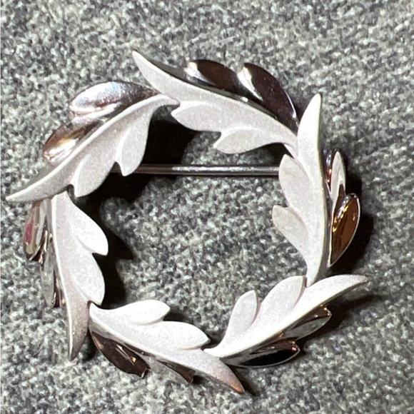 Sterling Silver DCE of Curtis  Leaf Wreath Pin - Picture 1 of 3